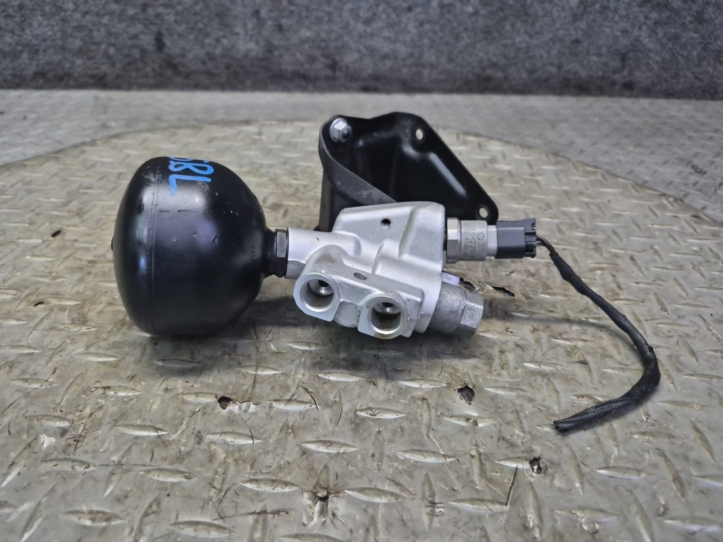 03-06 Mercedes R230 Sl-class ABC Hydraulic Suspension Relief Valve OEM