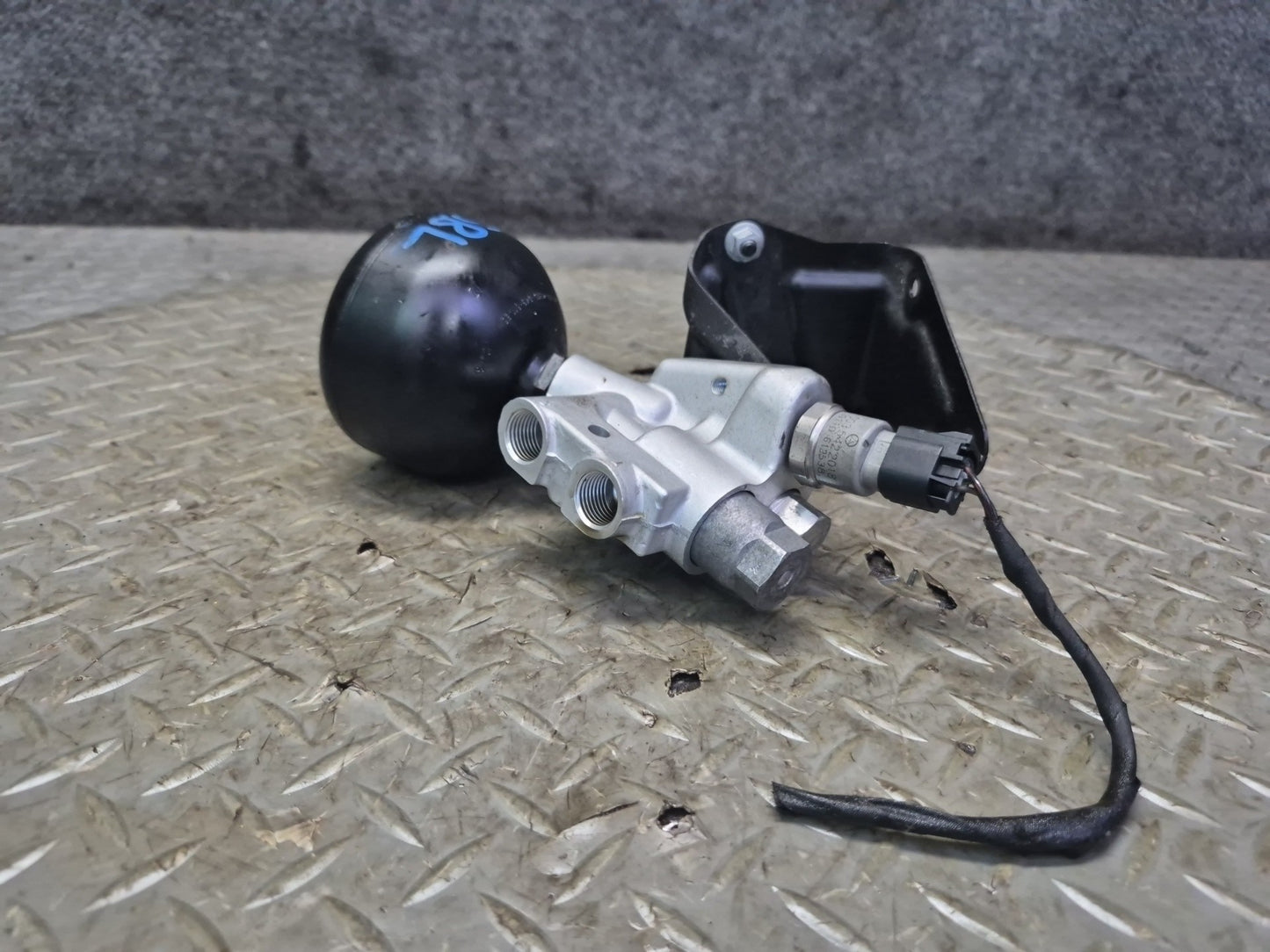 03-06 Mercedes R230 Sl-class ABC Hydraulic Suspension Relief Valve OEM