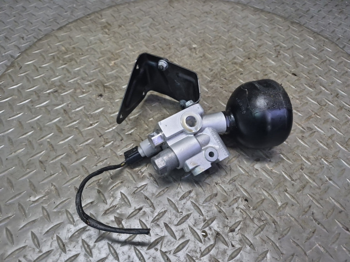 03-06 Mercedes R230 Sl-class ABC Hydraulic Suspension Relief Valve OEM