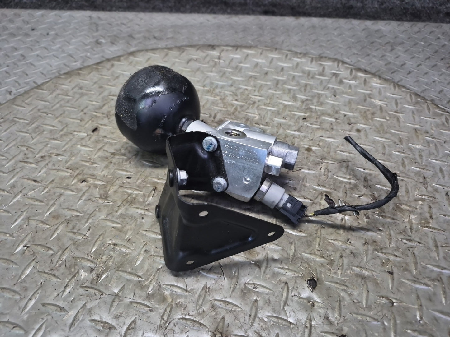 03-06 Mercedes R230 Sl-class ABC Hydraulic Suspension Relief Valve OEM