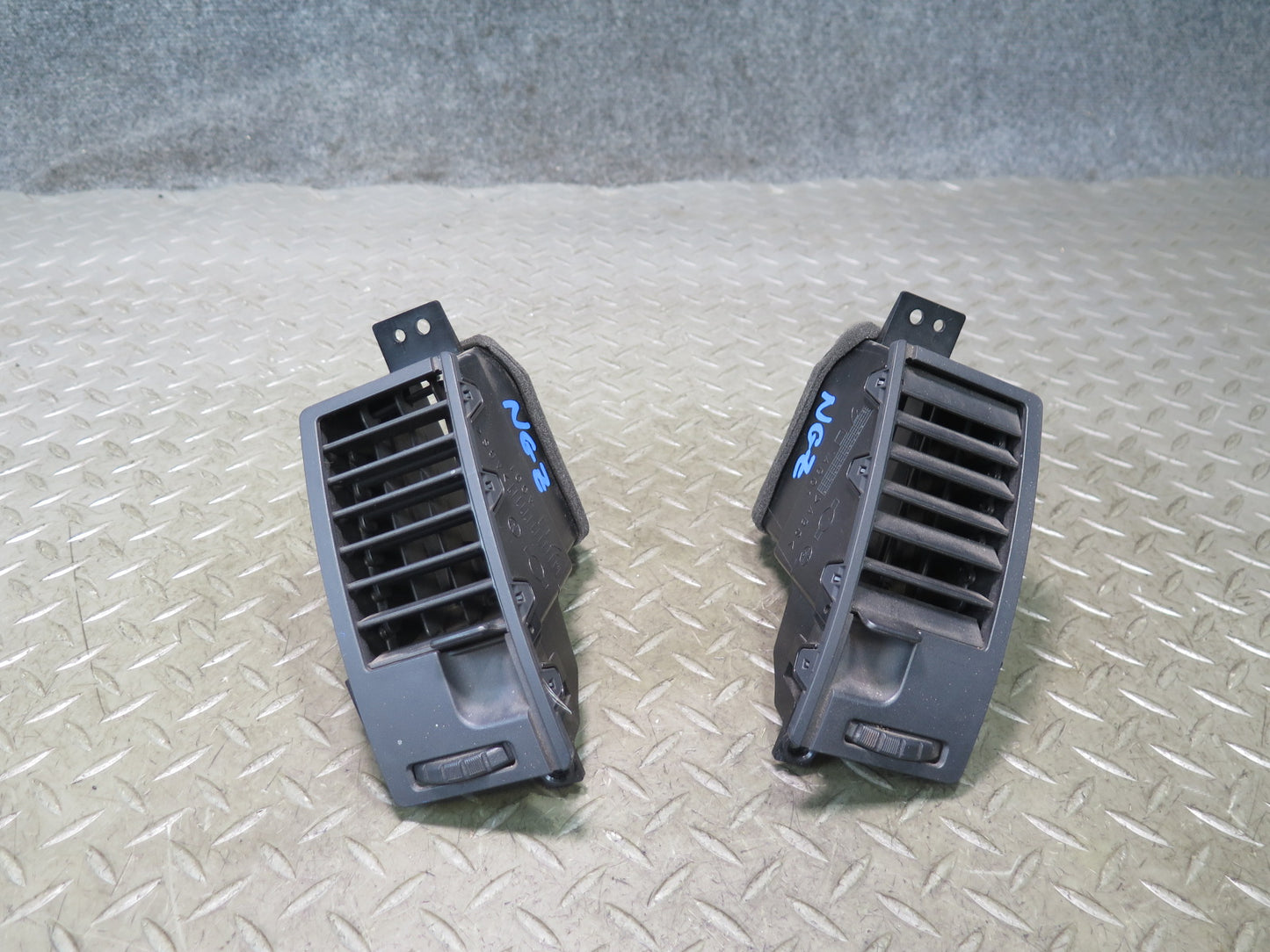04-09 Nissan 350Z Z33 Convertible Dash Front Left & Right A/C Air Vent Set OEM
