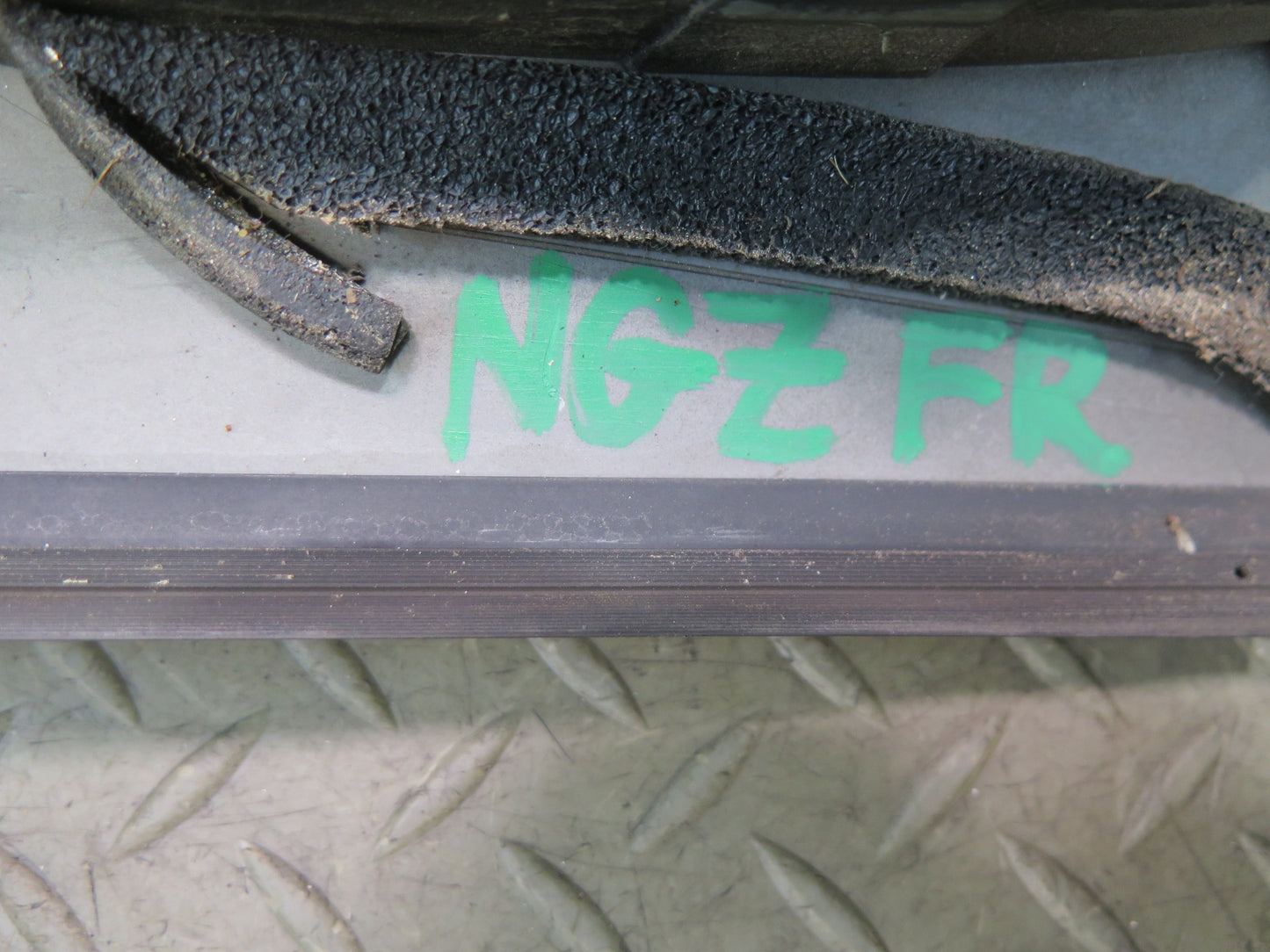 04-09 Nissan 350Z Z33 Convertible Left & Right Exterior A Pillar Molding Set OEM