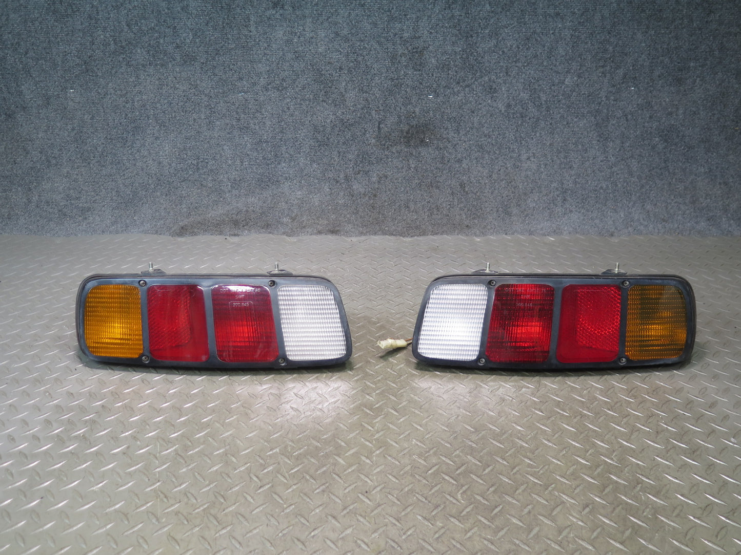 1978-1986 Porsche 928 S Rear Left & Right Side Tail Brake Light Lamp Set Damaged