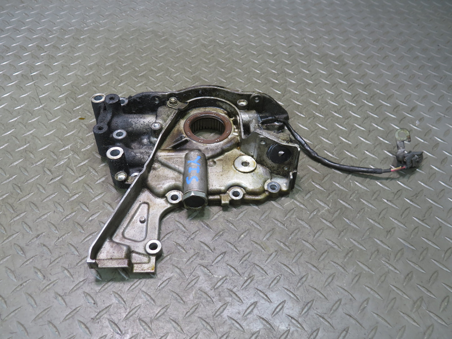 01-05 Lexus JCE10L IS300 Engine Motor Oil Pump OEM