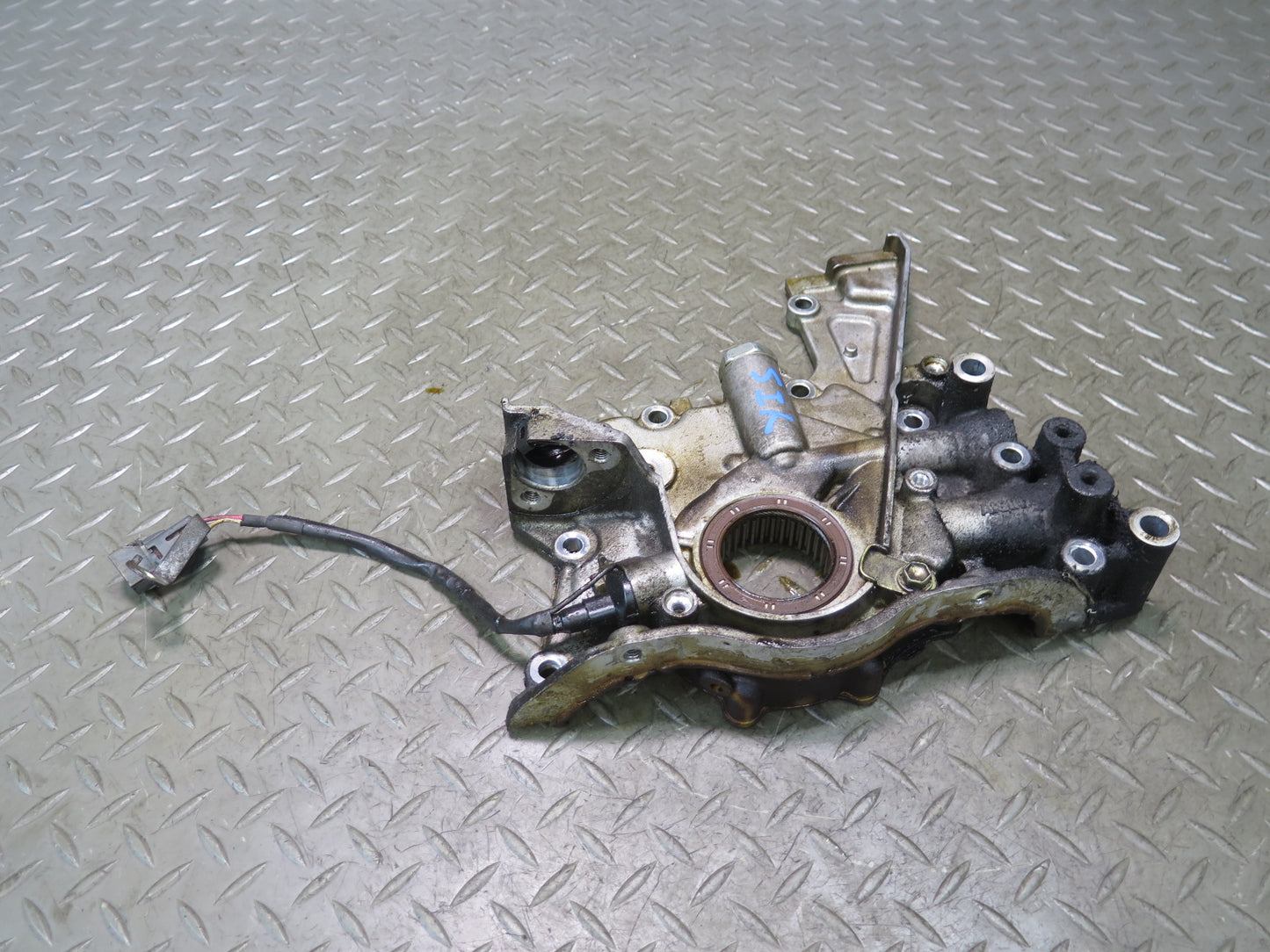 01-05 Lexus JCE10L IS300 Engine Motor Oil Pump OEM