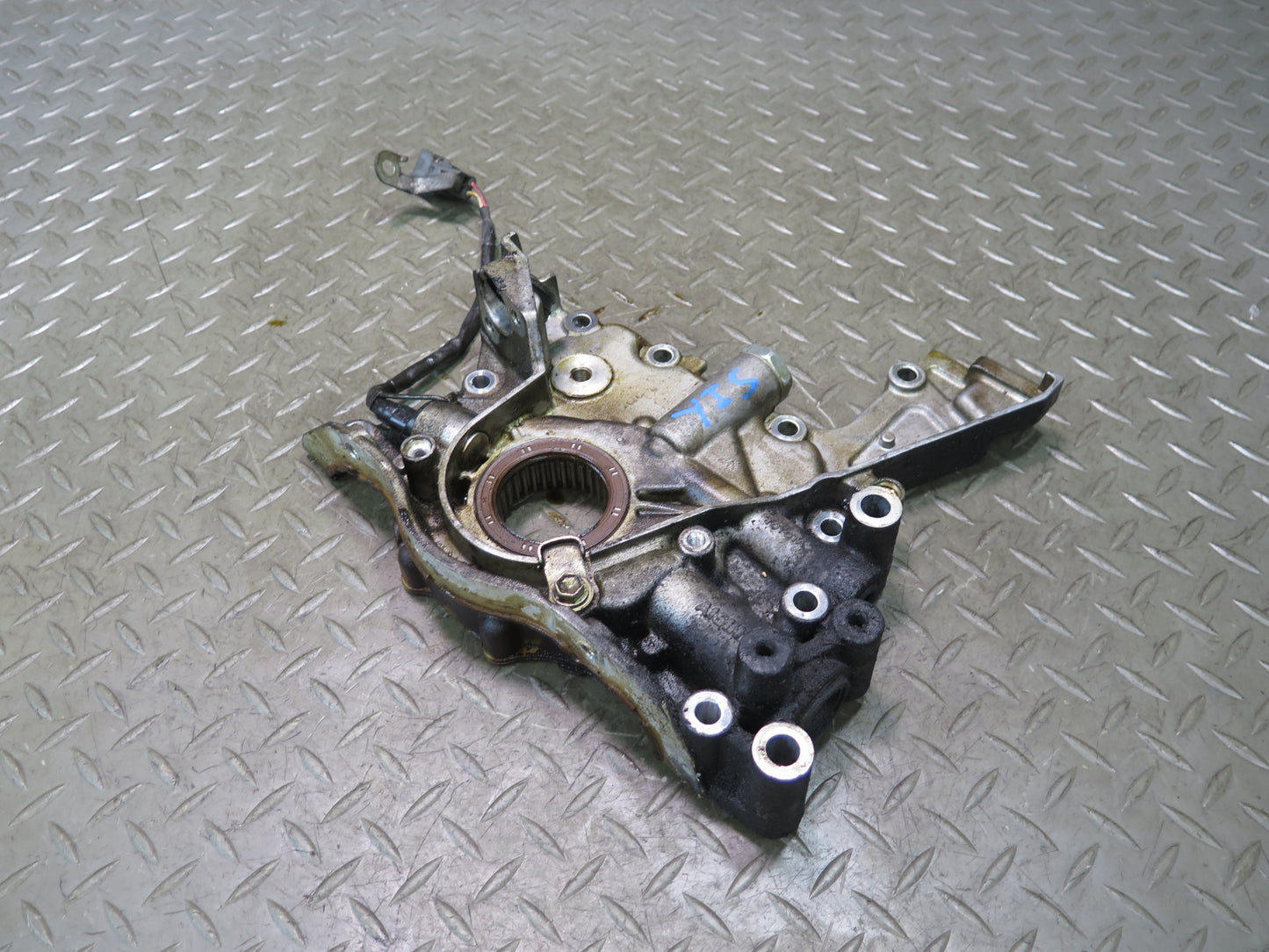 01-05 Lexus JCE10L IS300 Engine Motor Oil Pump OEM