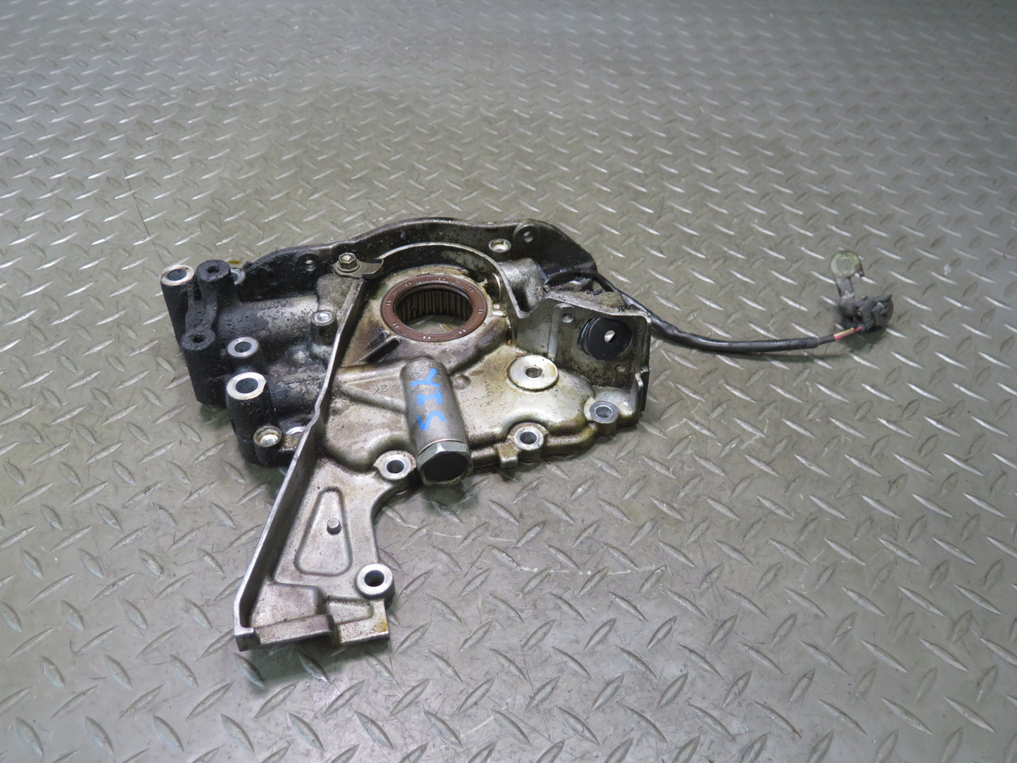 01-05 Lexus JCE10L IS300 Engine Motor Oil Pump OEM