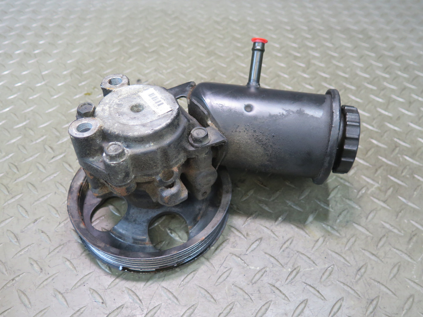 01-05 Lexus JCE10L IS300 Power Steering Pump w Pulley & Reservoir OEM