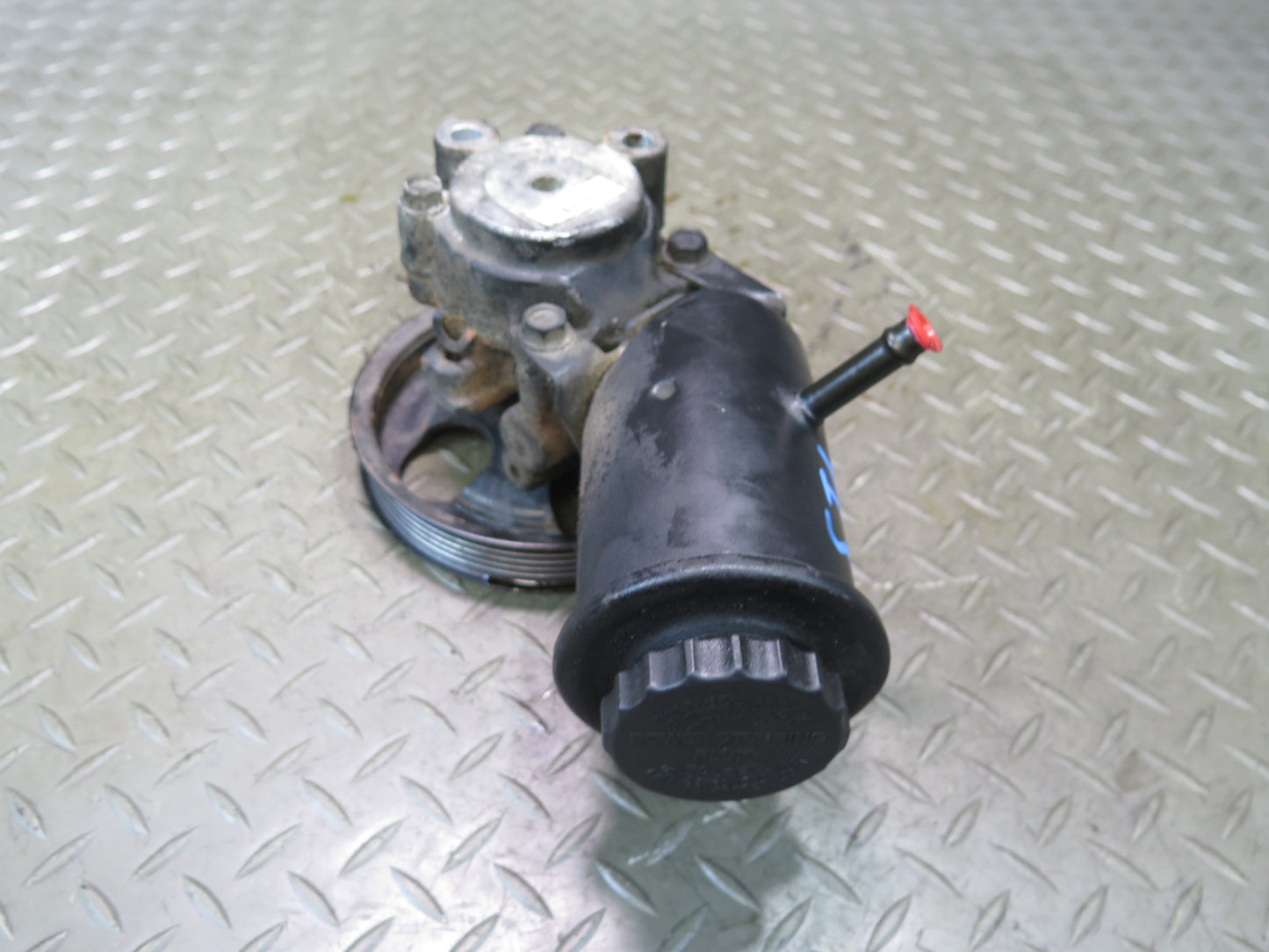 01-05 Lexus JCE10L IS300 Power Steering Pump w Pulley & Reservoir OEM