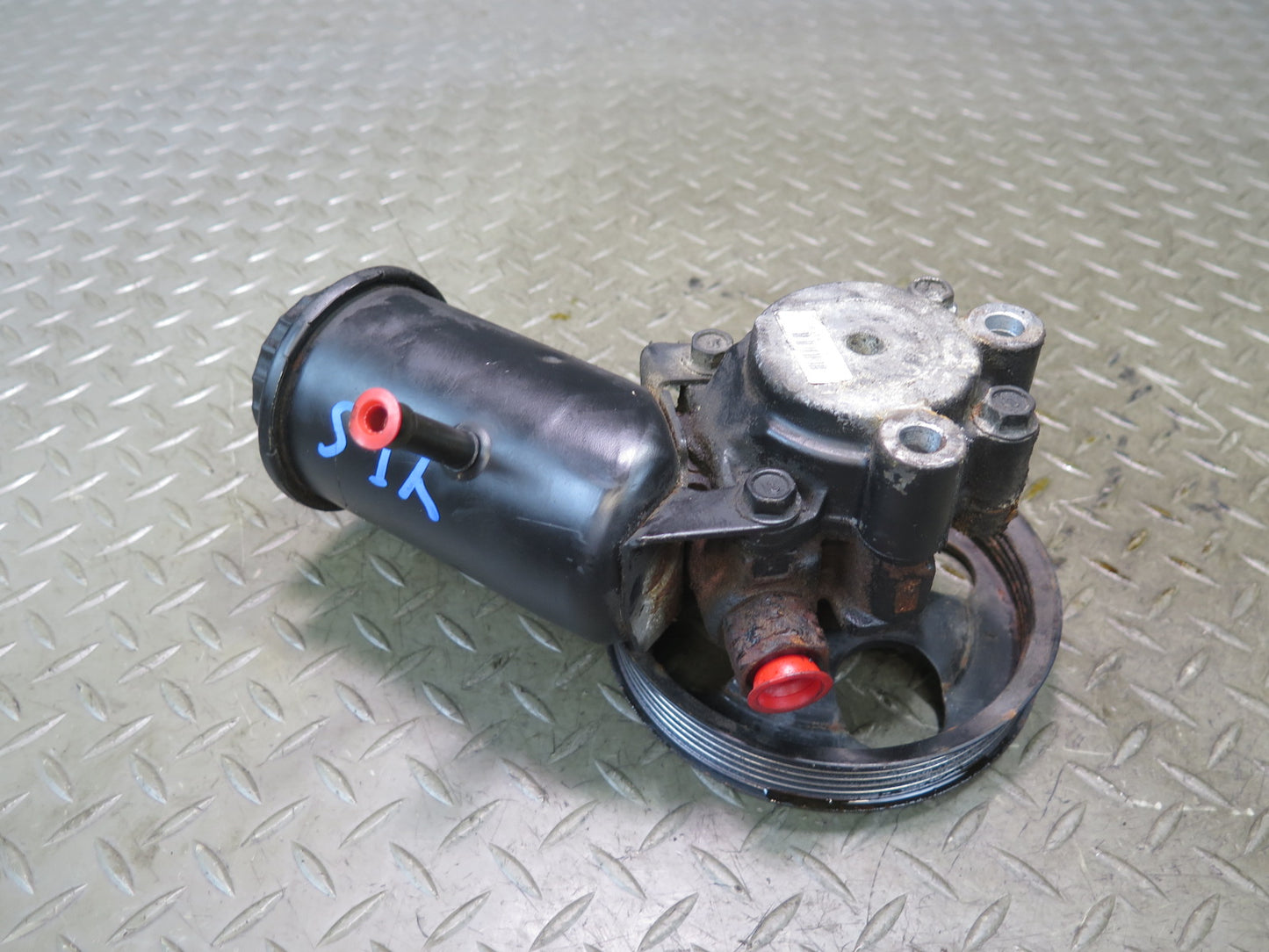 01-05 Lexus JCE10L IS300 Power Steering Pump w Pulley & Reservoir OEM