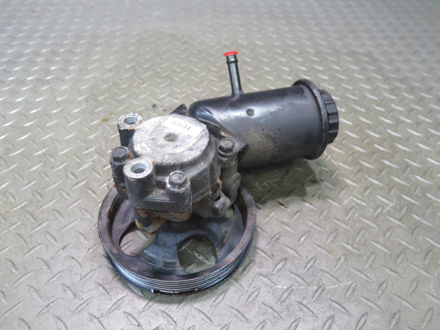 01-05 Lexus JCE10L IS300 Power Steering Pump w Pulley & Reservoir OEM