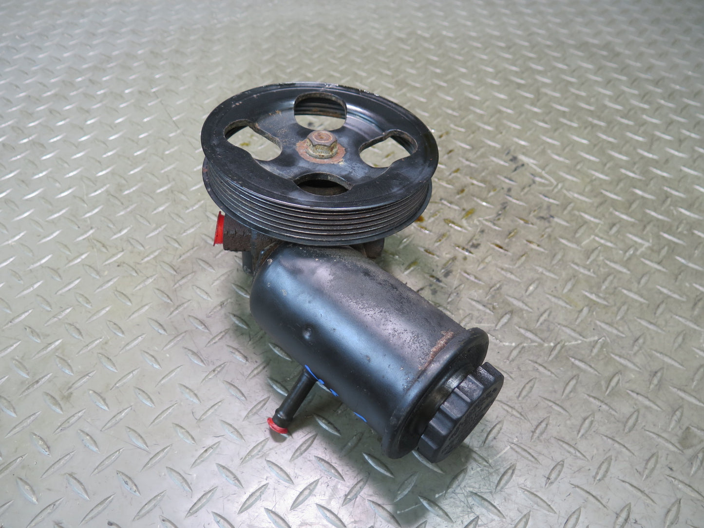 01-05 Lexus JCE10L IS300 Power Steering Pump w Pulley & Reservoir OEM