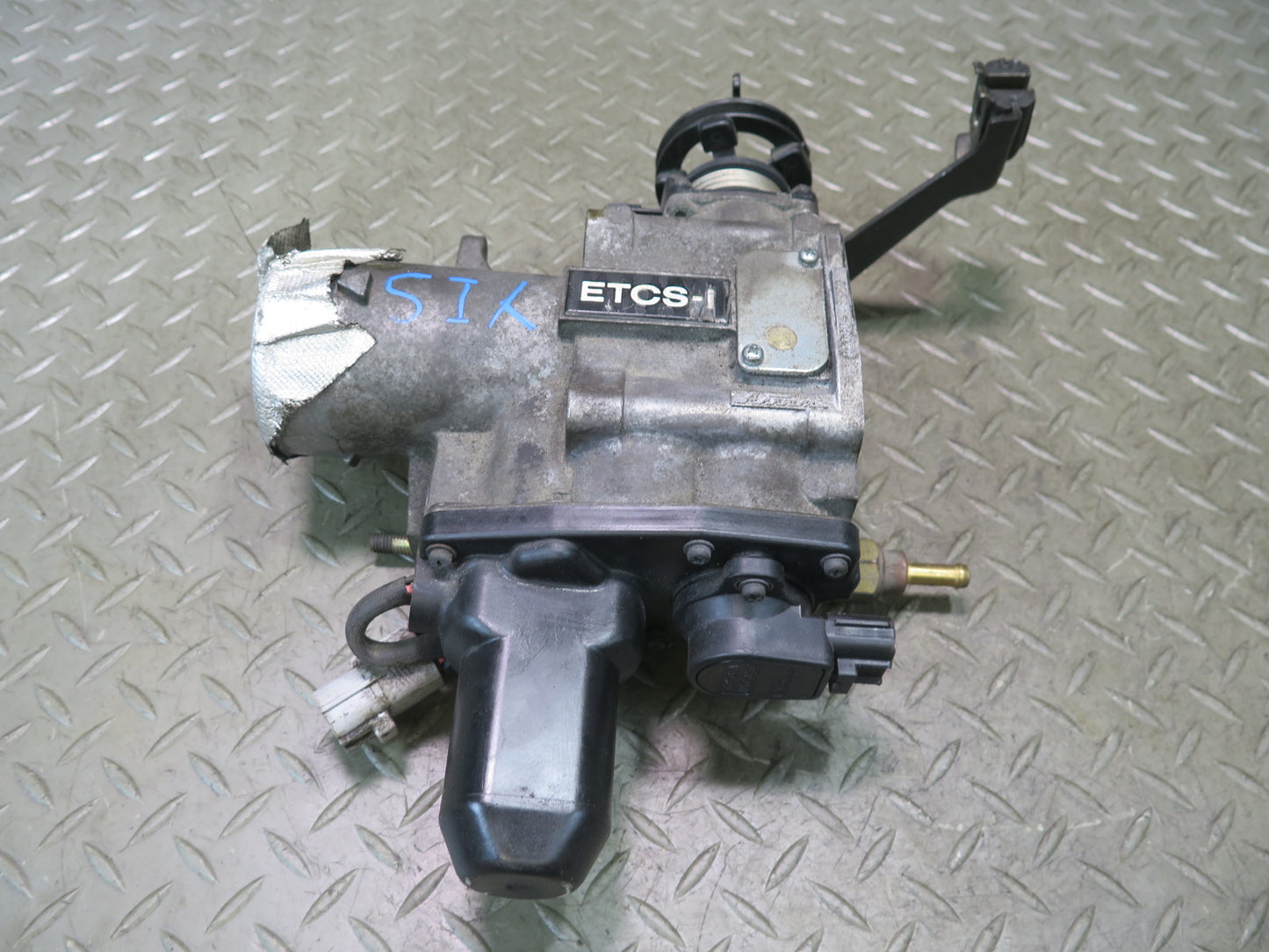 01-05 Lexus JCE10L IS300 Engine Throttle Body 22030-46220 OEM