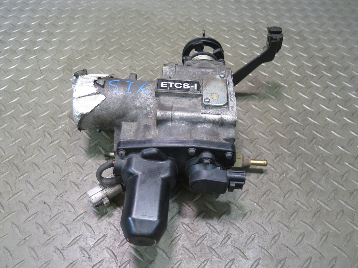 01-05 Lexus JCE10L IS300 Engine Throttle Body 22030-46220 OEM