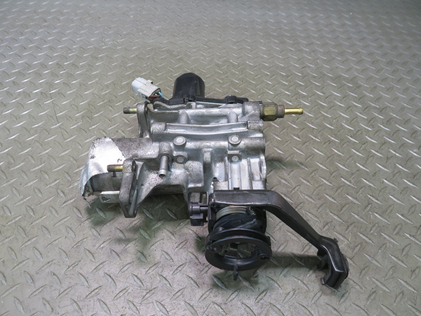 01-05 Lexus JCE10L IS300 Engine Throttle Body 22030-46220 OEM