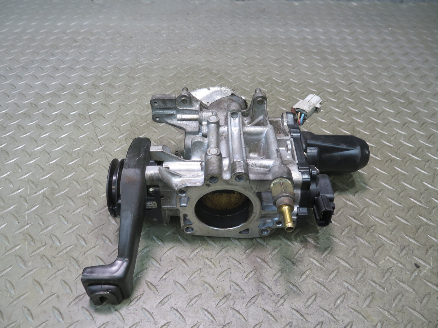 01-05 Lexus JCE10L IS300 Engine Throttle Body 22030-46220 OEM