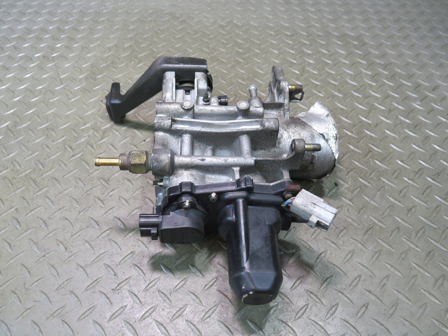 01-05 Lexus JCE10L IS300 Engine Throttle Body 22030-46220 OEM