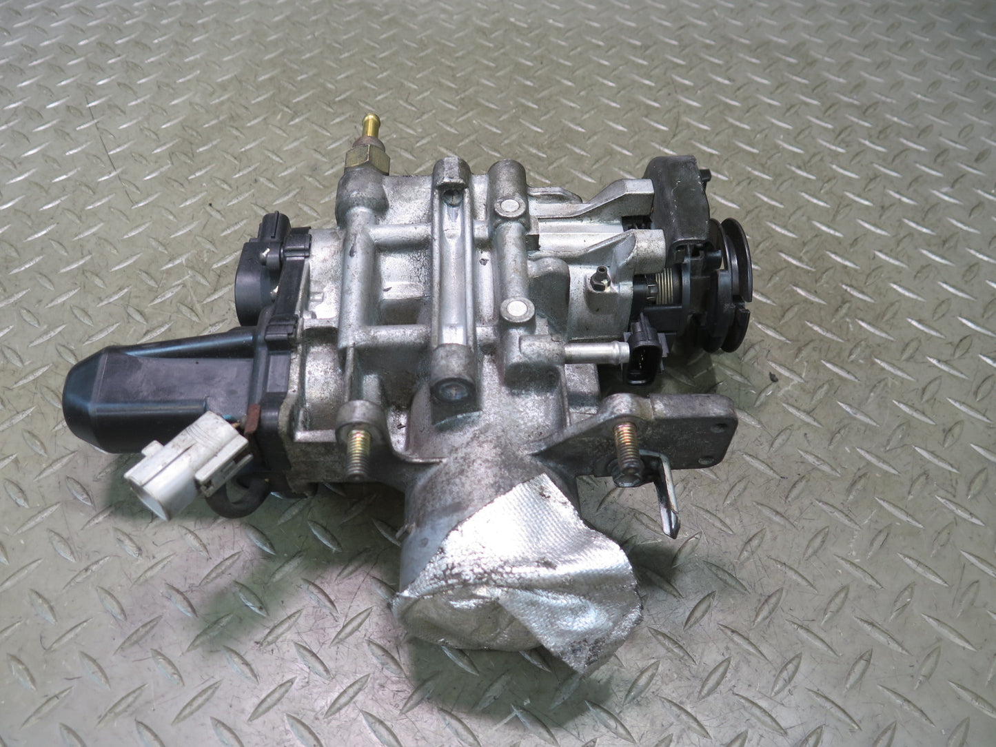 01-05 Lexus JCE10L IS300 Engine Throttle Body 22030-46220 OEM