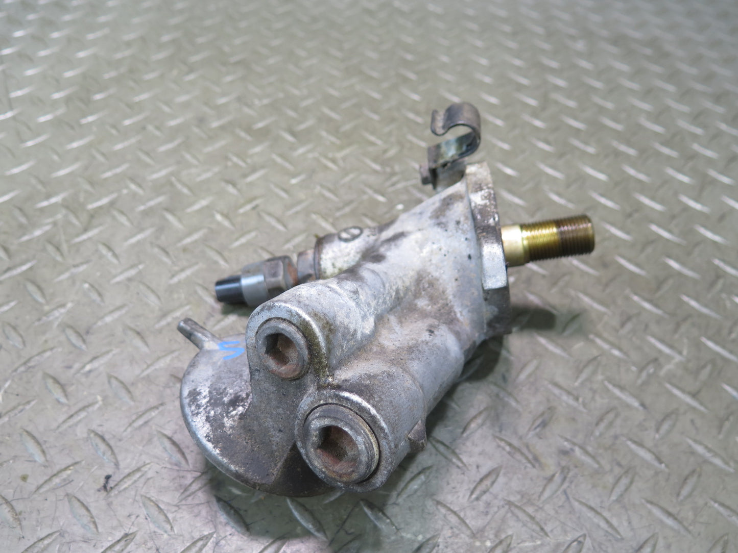 01-05 Lexus GS300 IS300 2JZGE Vvt-i Engine Oil Filter Housing w Sensor OEM