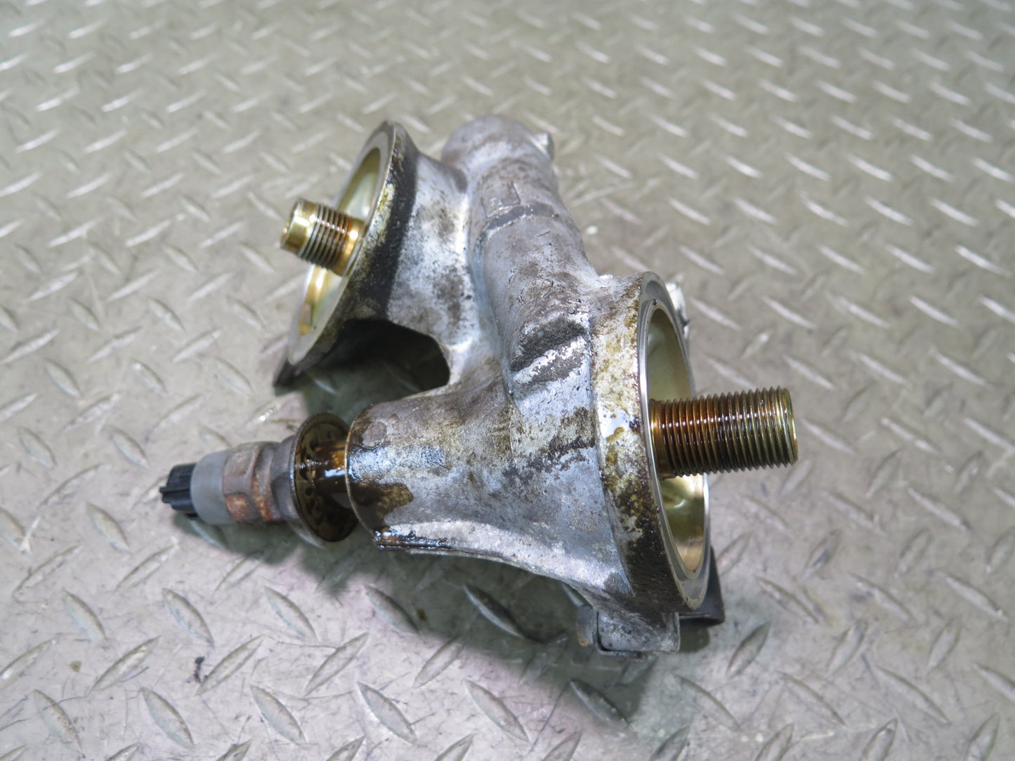 01-05 Lexus GS300 IS300 2JZGE Vvt-i Engine Oil Filter Housing w Sensor OEM