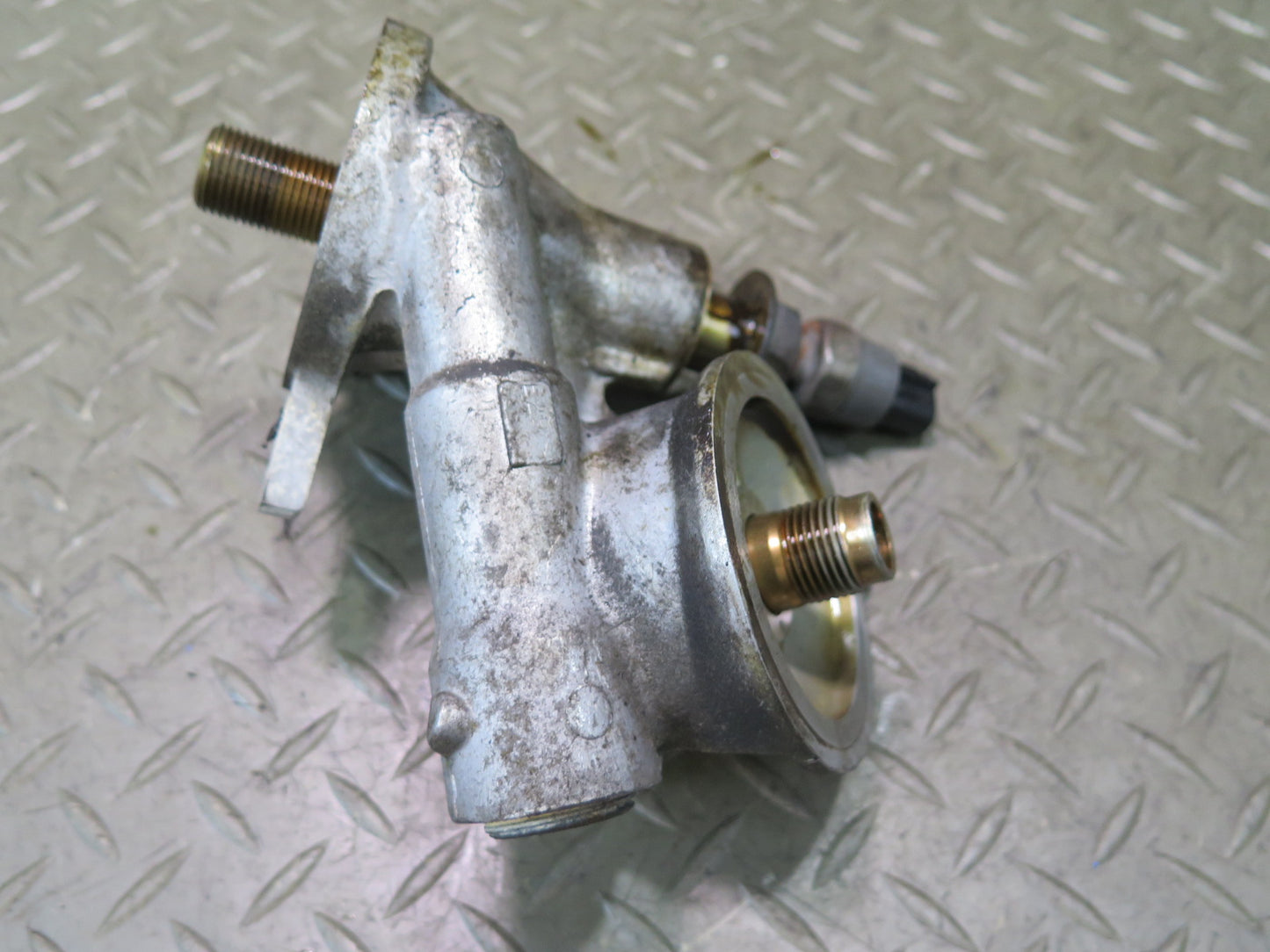 01-05 Lexus GS300 IS300 2JZGE Vvt-i Engine Oil Filter Housing w Sensor OEM