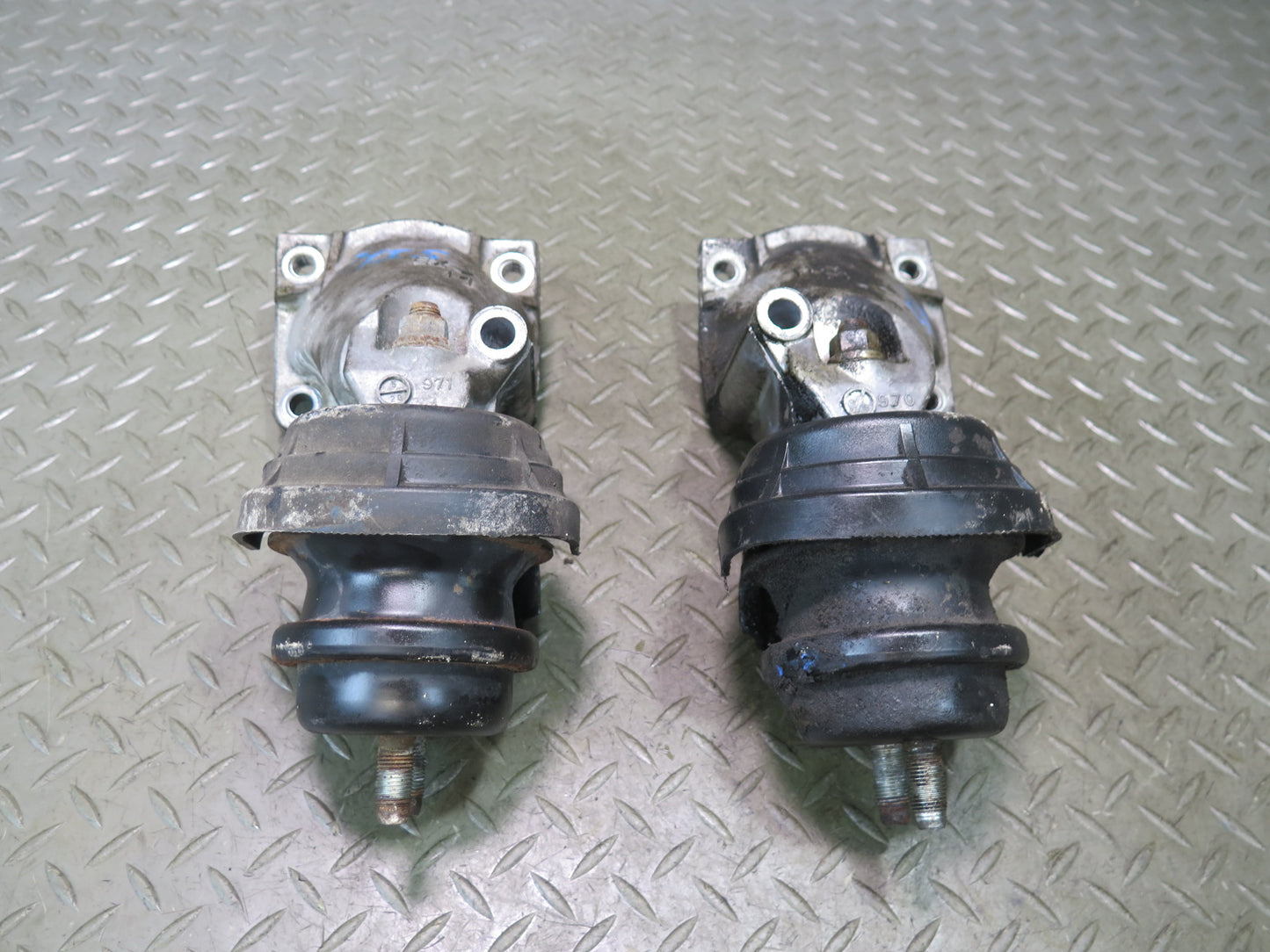 01-05 Lexus IS300 JCE10L 2JZGE Set of 2 Left & Right Engine Motor Mount OEM