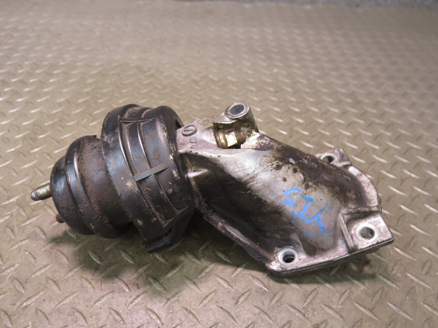01-05 Lexus IS300 JCE10L 2JZGE Set of 2 Left & Right Engine Motor Mount OEM