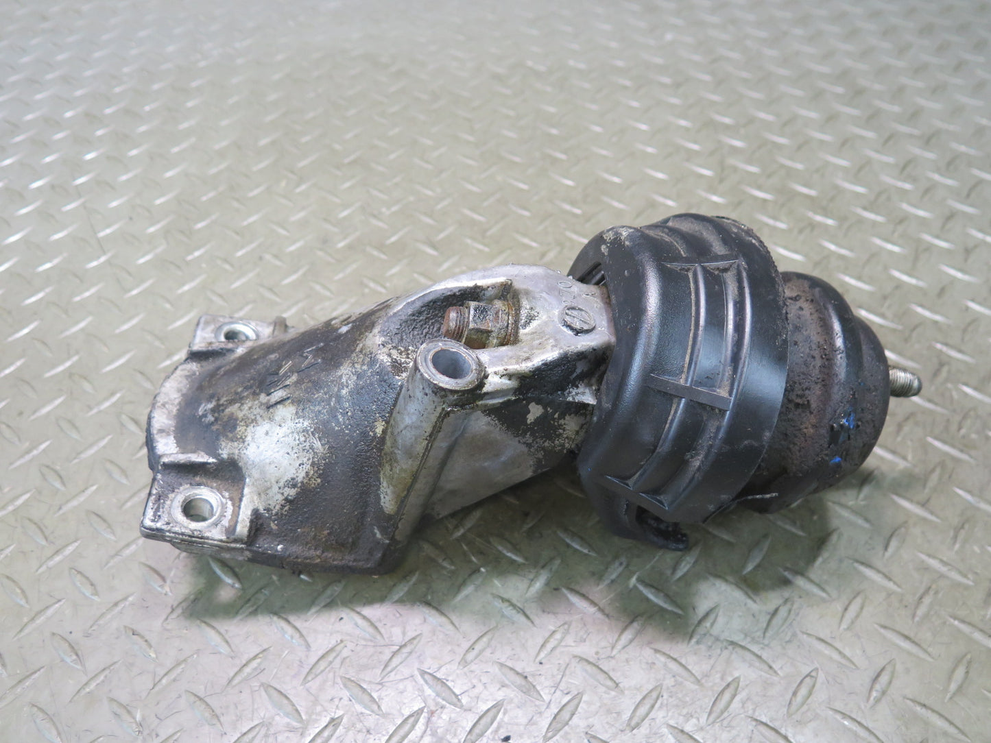 01-05 Lexus IS300 JCE10L 2JZGE Set of 2 Left & Right Engine Motor Mount OEM