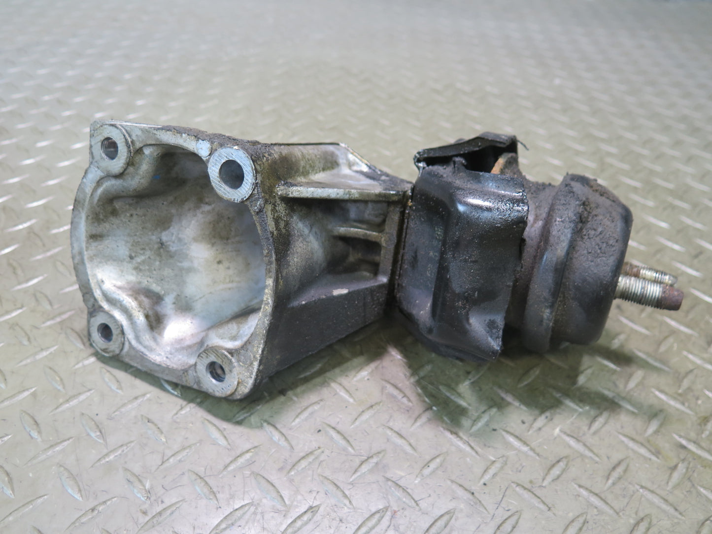 01-05 Lexus IS300 JCE10L 2JZGE Set of 2 Left & Right Engine Motor Mount OEM