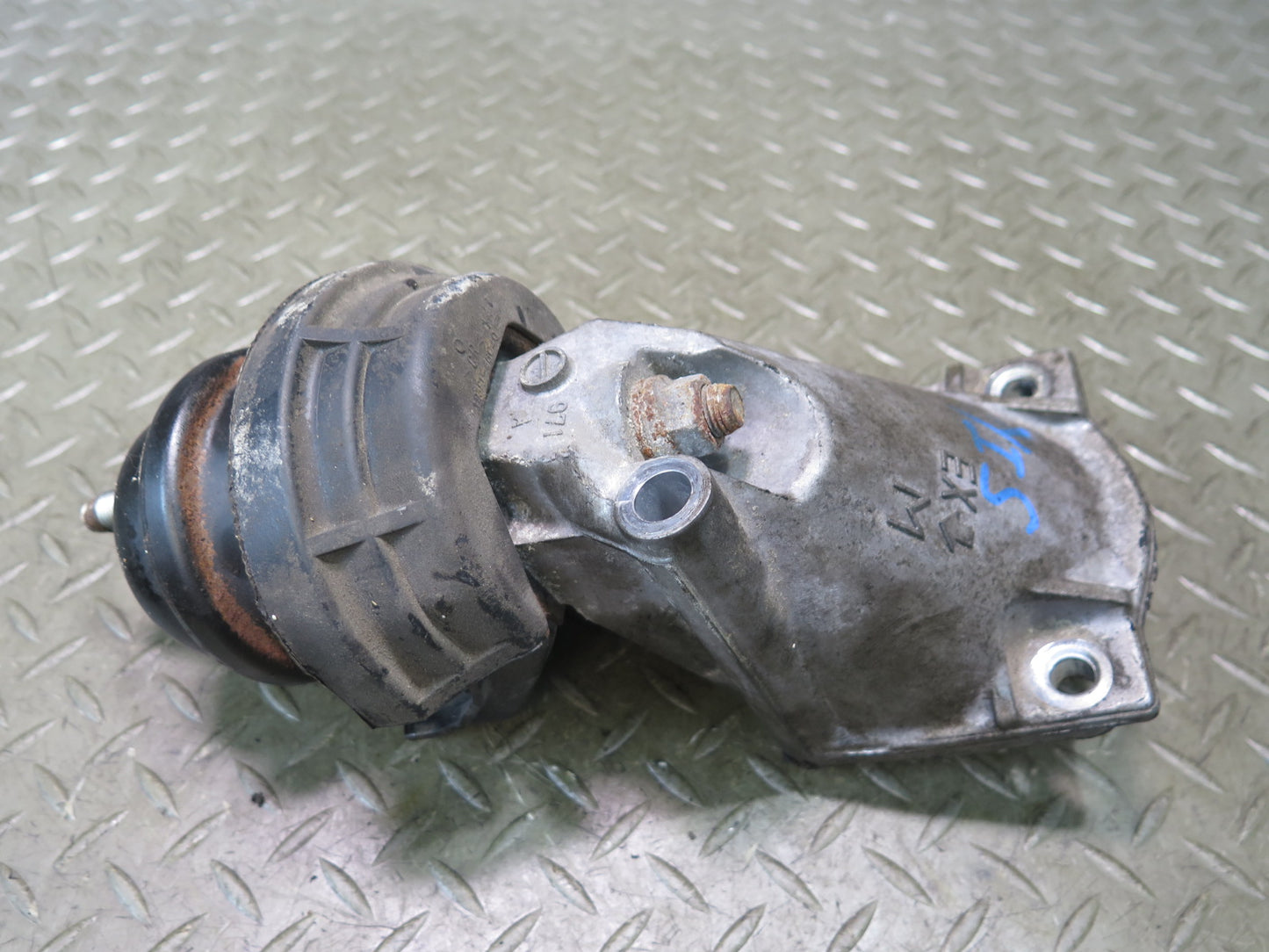 01-05 Lexus IS300 JCE10L 2JZGE Set of 2 Left & Right Engine Motor Mount OEM