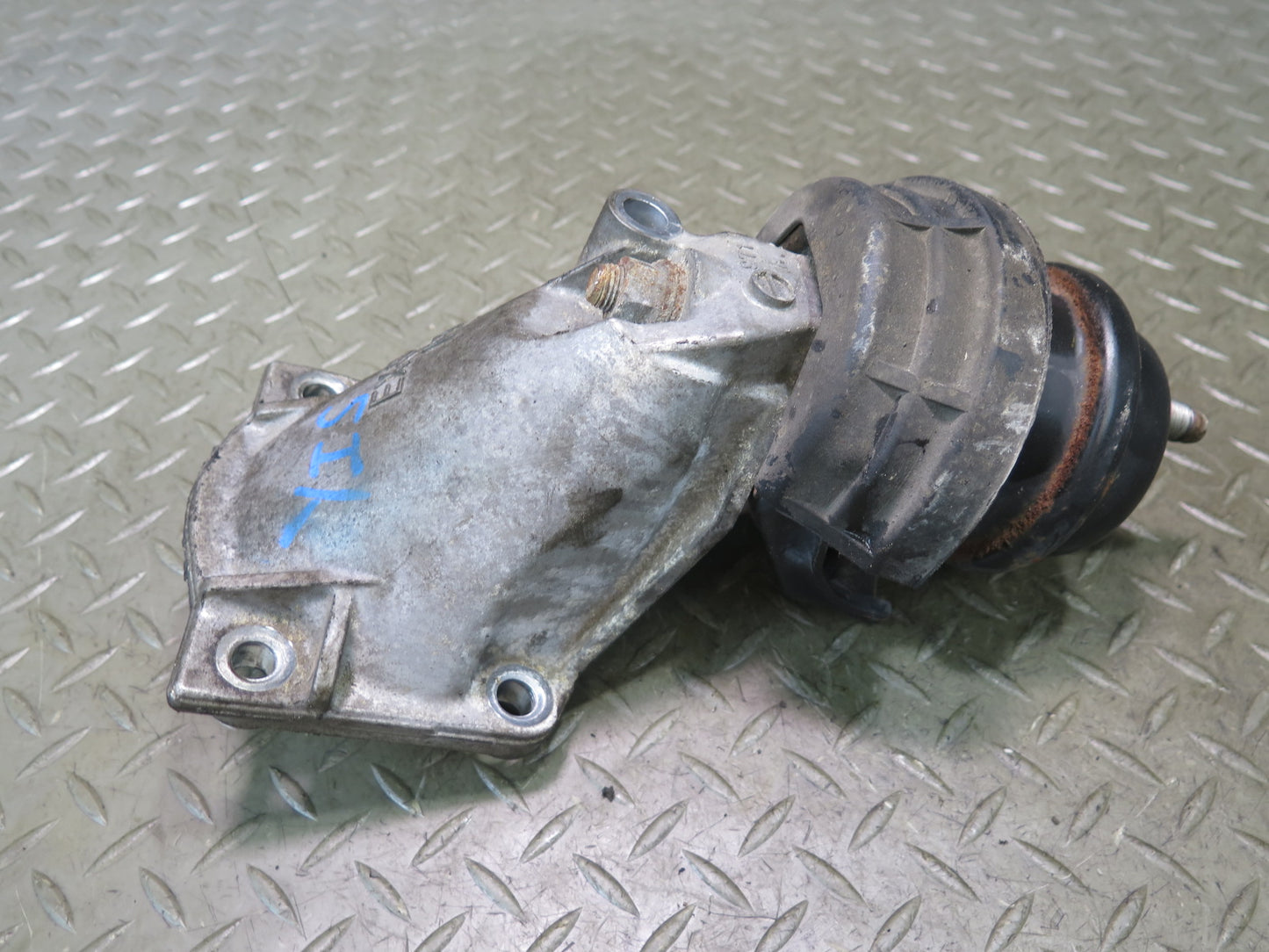 01-05 Lexus IS300 JCE10L 2JZGE Set of 2 Left & Right Engine Motor Mount OEM