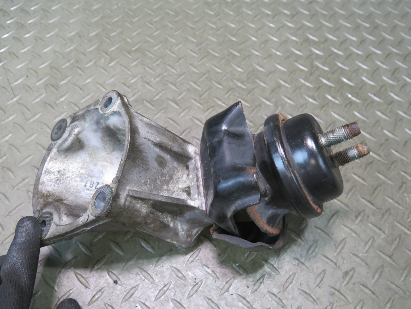 01-05 Lexus IS300 JCE10L 2JZGE Set of 2 Left & Right Engine Motor Mount OEM