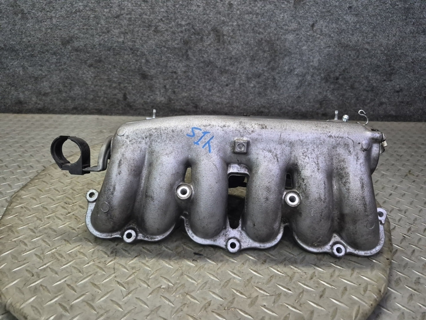 01-05 Lexus IS300 2JZGE Vvt-i Upper Intake Manifold w Hardware Set OEM