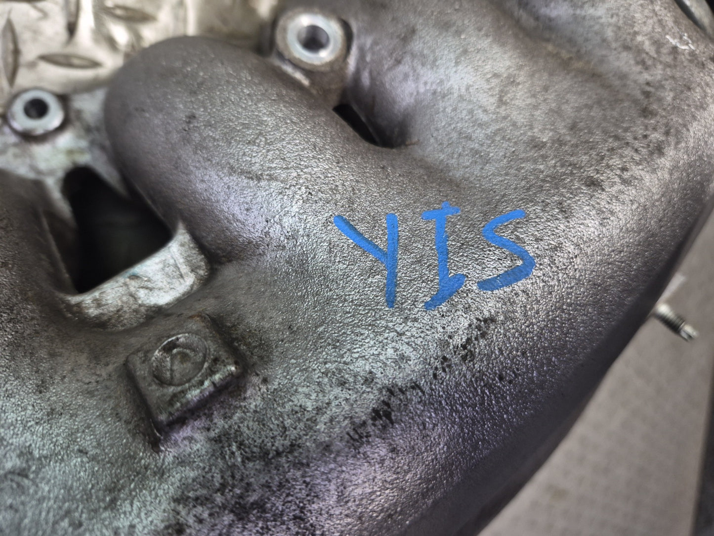 01-05 Lexus IS300 2JZGE Vvt-i Upper Intake Manifold w Hardware Set OEM