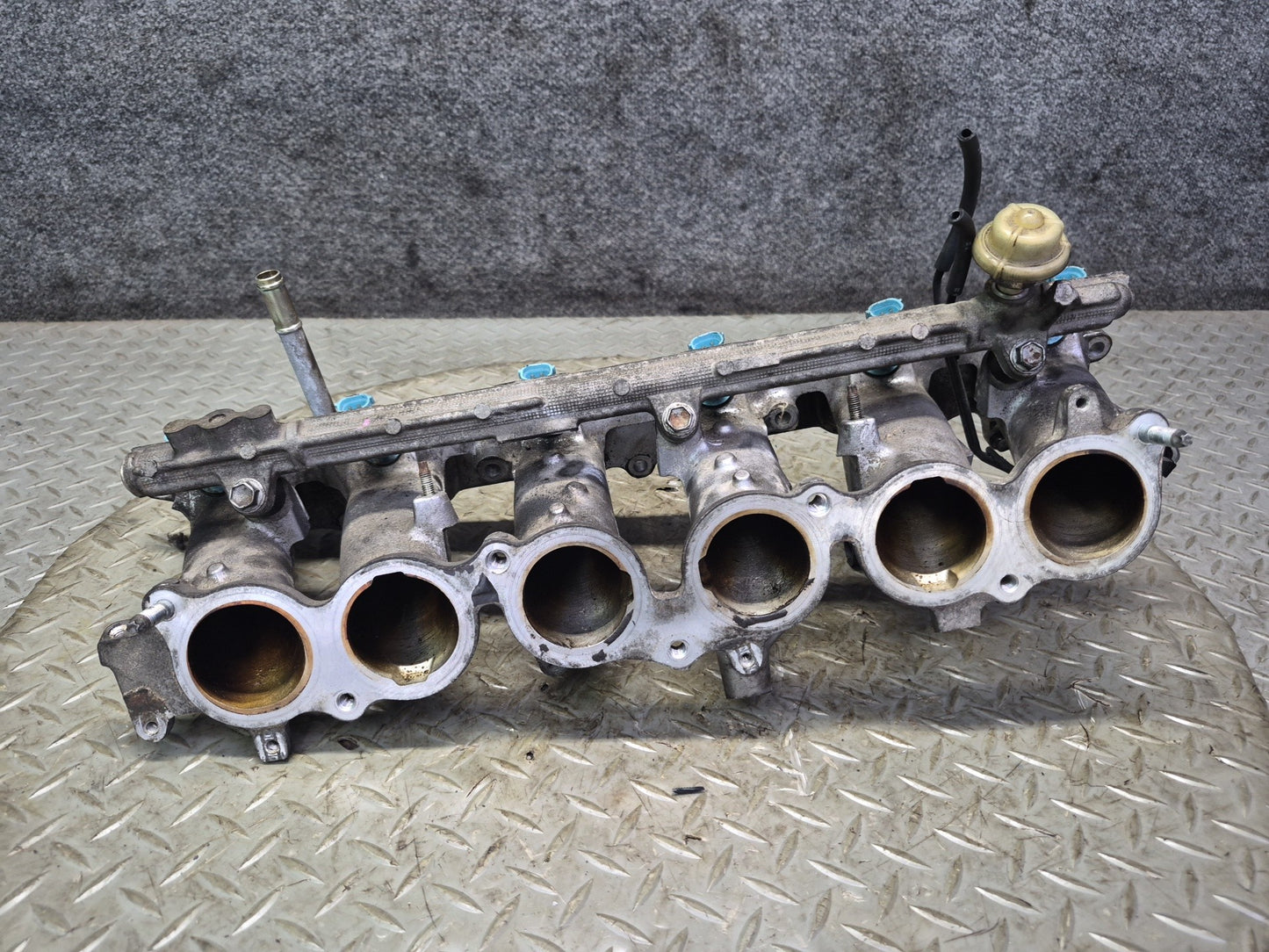 01-05 Lexus JCE10 IS300 2JZGE Lower Intake Manifold w Fuel Rail & Injectors OEM
