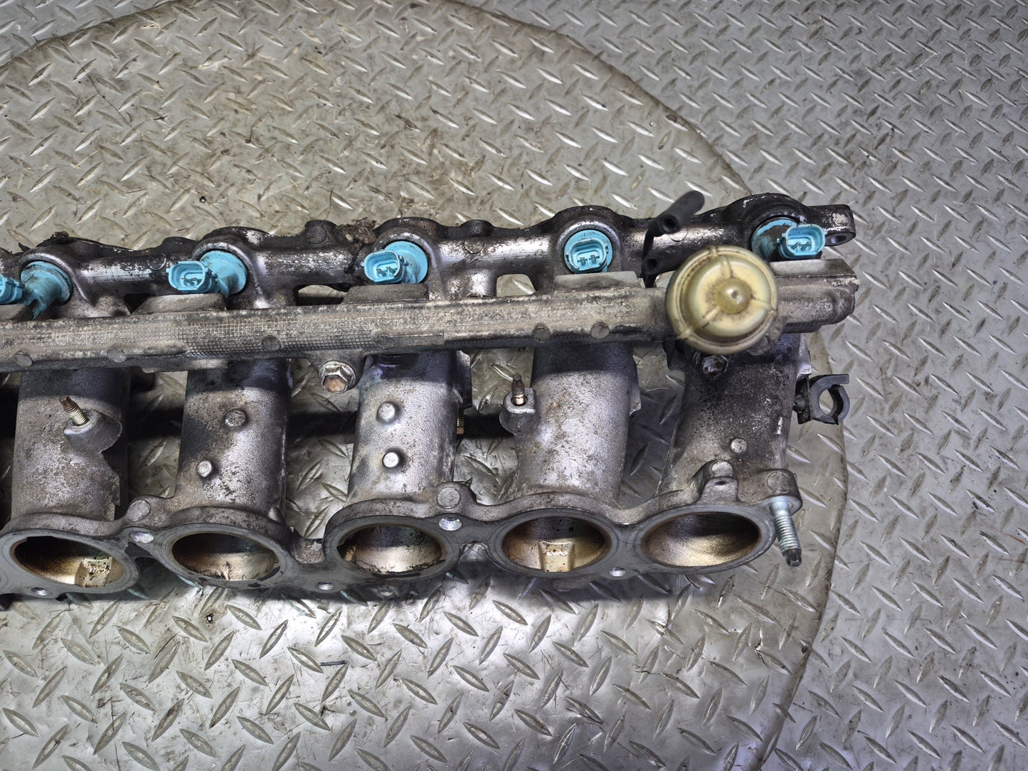 01-05 Lexus JCE10 IS300 2JZGE Lower Intake Manifold w Fuel Rail & Injectors OEM
