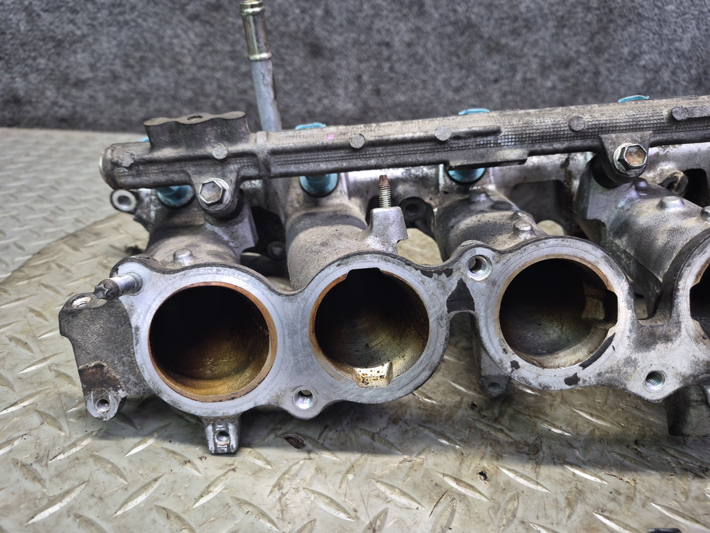 01-05 Lexus JCE10 IS300 2JZGE Lower Intake Manifold w Fuel Rail & Injectors OEM