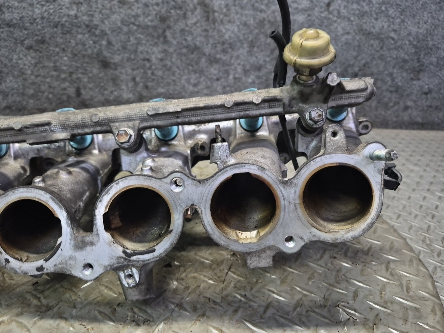 01-05 Lexus JCE10 IS300 2JZGE Lower Intake Manifold w Fuel Rail & Injectors OEM