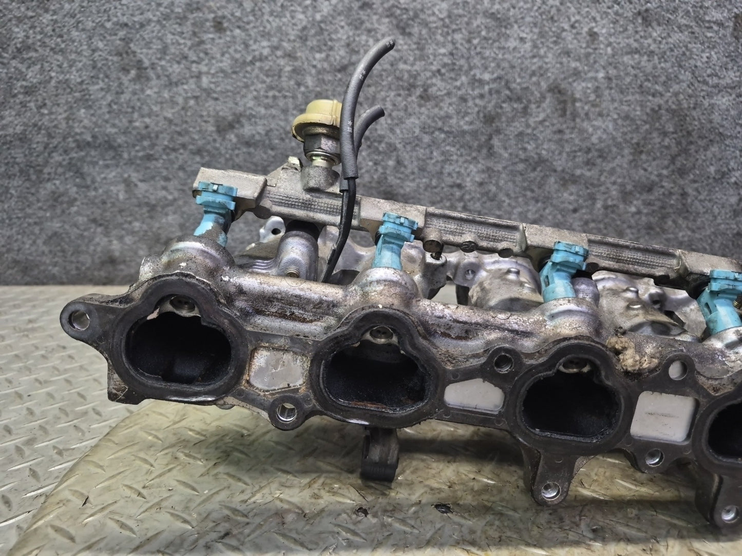 01-05 Lexus JCE10 IS300 2JZGE Lower Intake Manifold w Fuel Rail & Injectors OEM