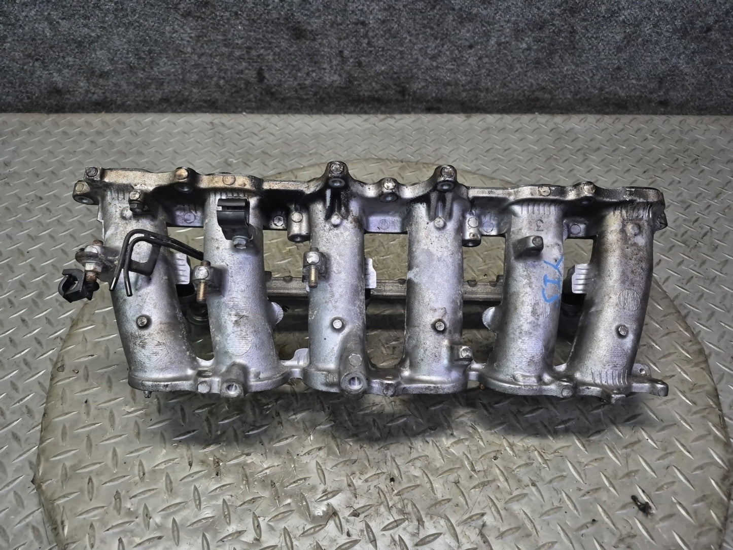 01-05 Lexus JCE10 IS300 2JZGE Lower Intake Manifold w Fuel Rail & Injectors OEM