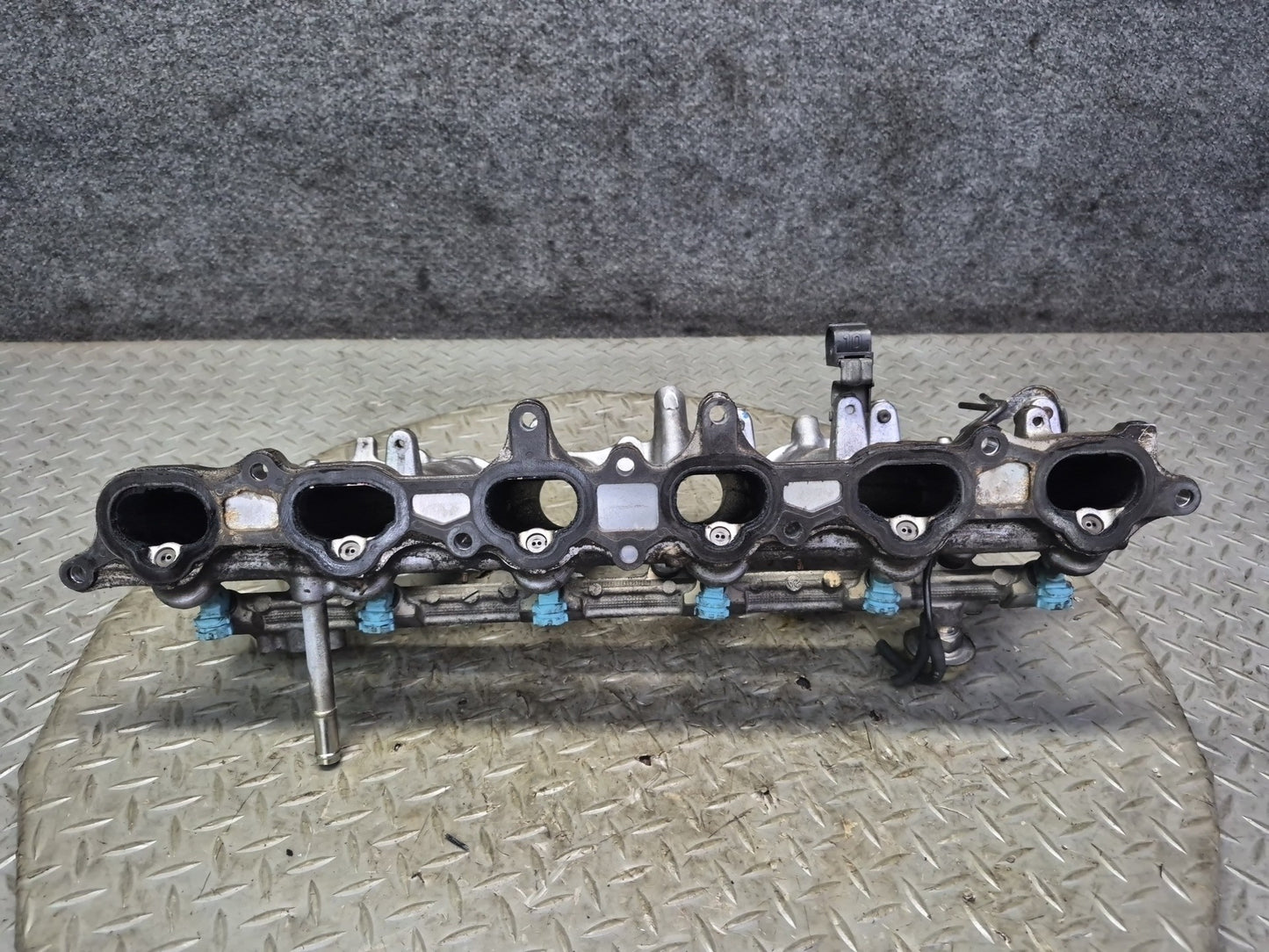 01-05 Lexus JCE10 IS300 2JZGE Lower Intake Manifold w Fuel Rail & Injectors OEM