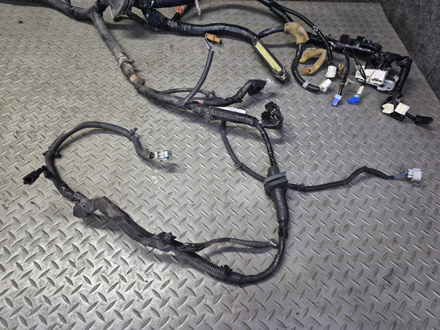 2006 Nissan 350Z Z33 Convert M/T Under Hood Wire Wiring Harness w Fuse Box OEM