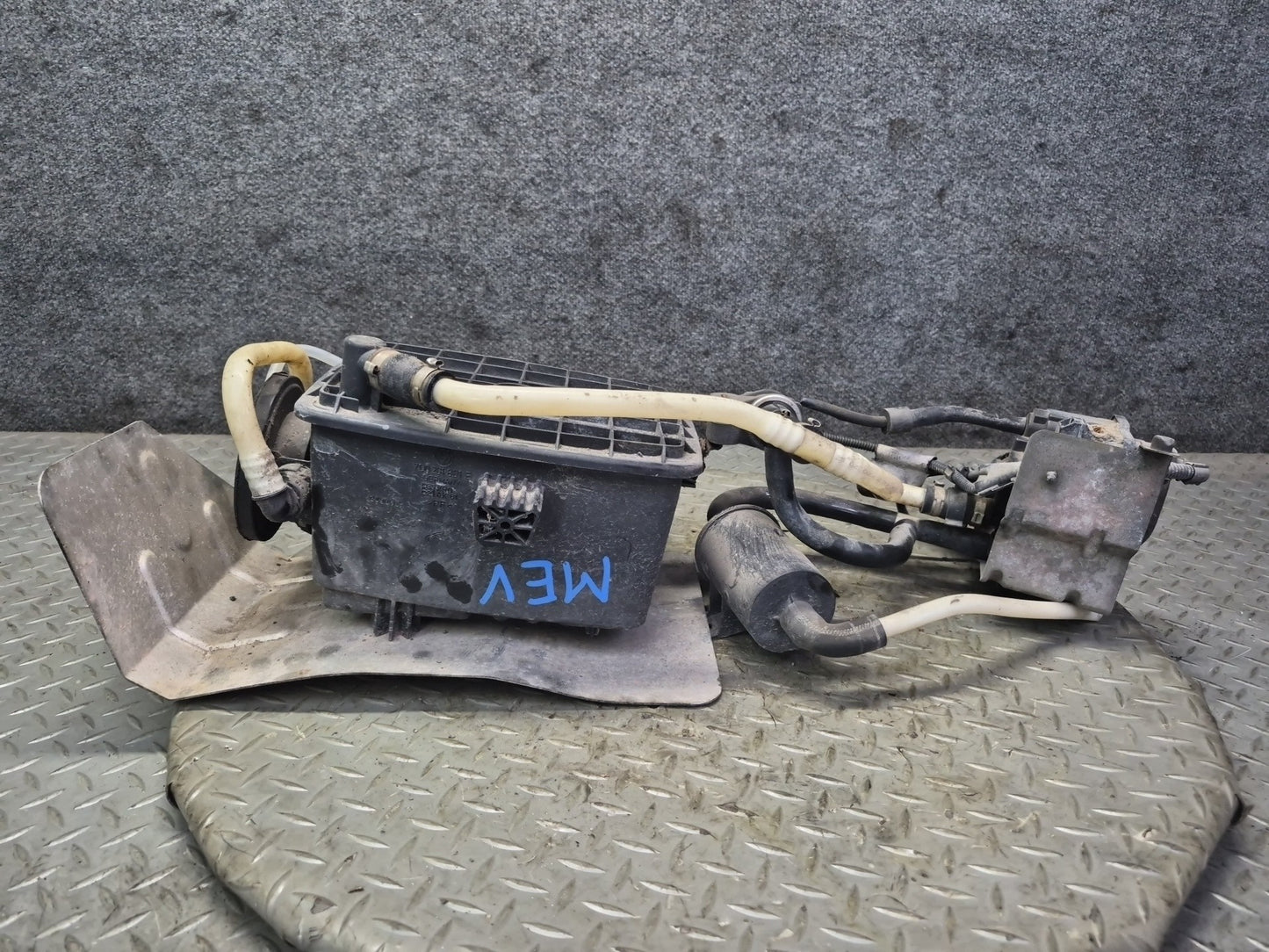 01-03 VW Eurovan T4 2.8L Vapor Canister w Leak Detection Pump & Valve OEM