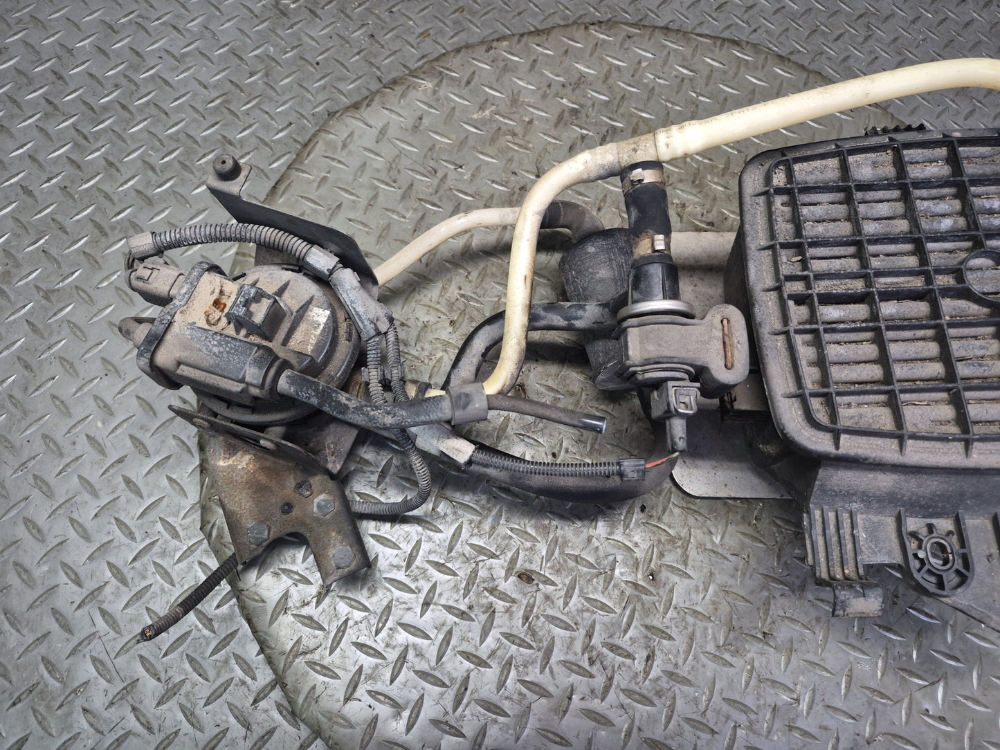 01-03 VW Eurovan T4 2.8L Vapor Canister w Leak Detection Pump & Valve OEM
