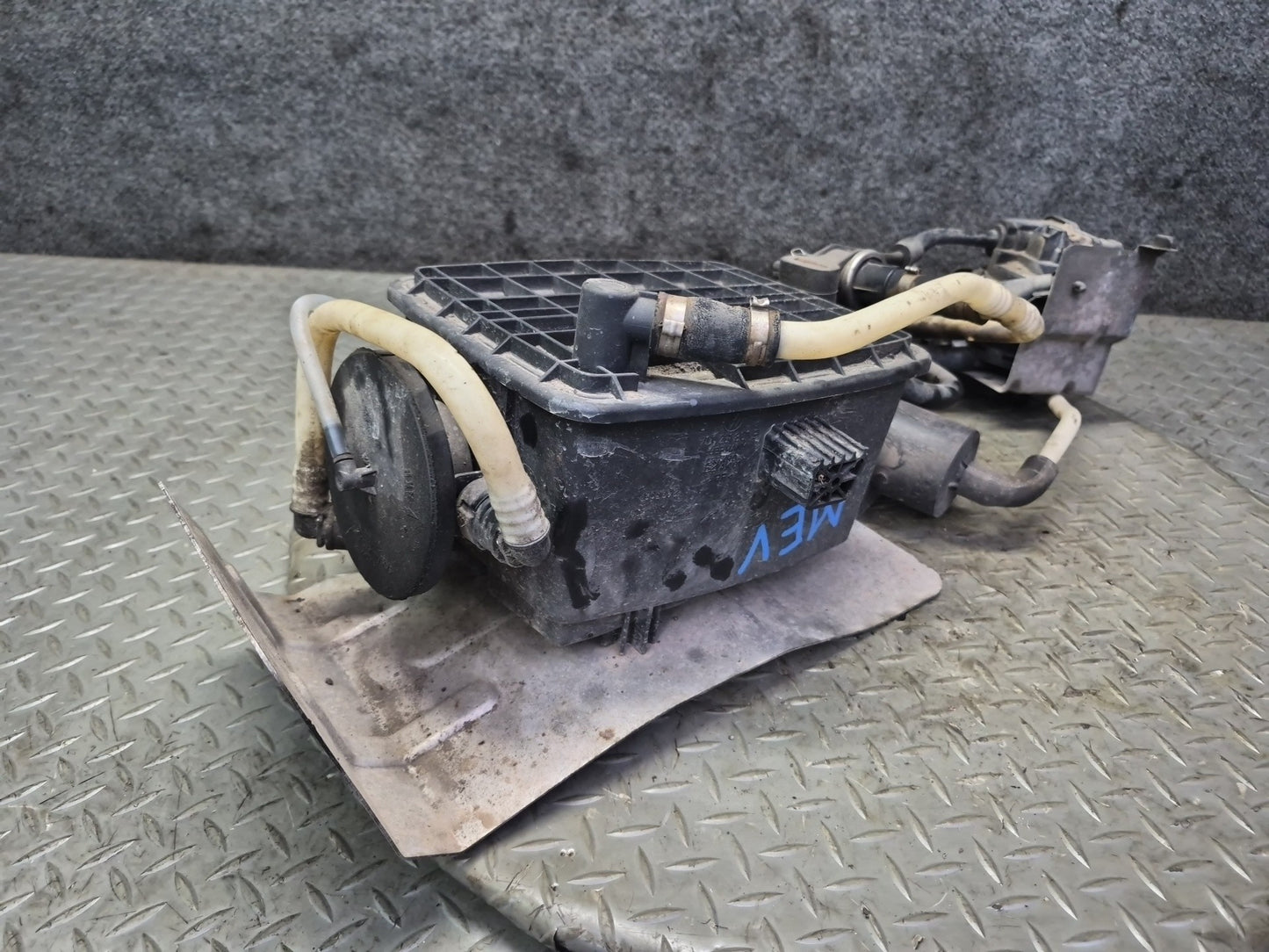 01-03 VW Eurovan T4 2.8L Vapor Canister w Leak Detection Pump & Valve OEM