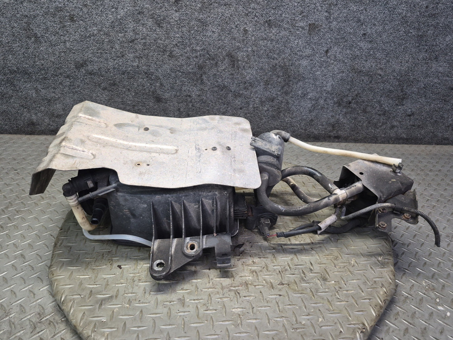 01-03 VW Eurovan T4 2.8L Vapor Canister w Leak Detection Pump & Valve OEM