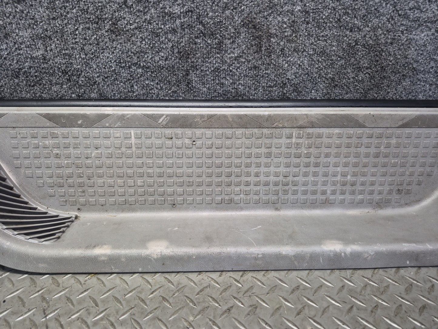 99-03 VW Eurovan T4 Right Door Sliding Step Trim Panel 701863726B OEM