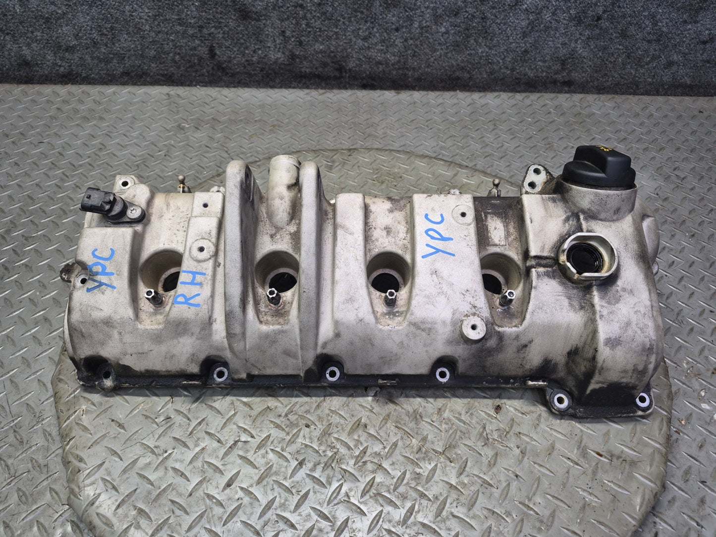 2011-2018 Porsche Cayenne 958 4.8L Engine Right Cylinder Head Valve Cover OEM