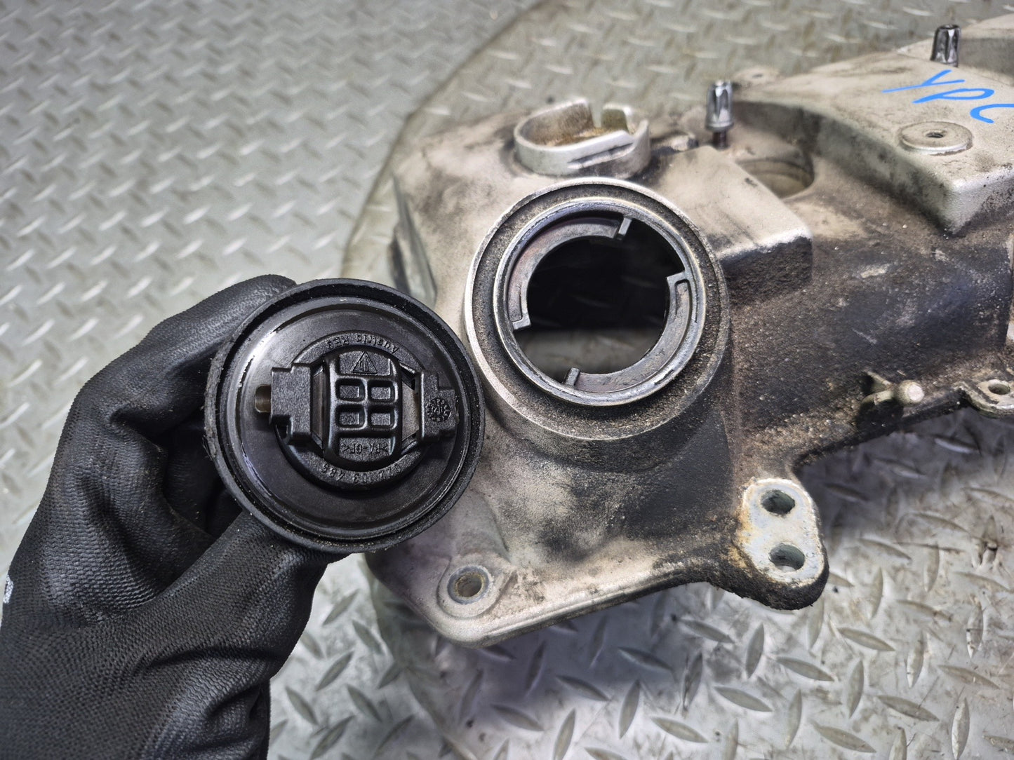 2011-2018 Porsche Cayenne 958 4.8L Engine Right Cylinder Head Valve Cover OEM