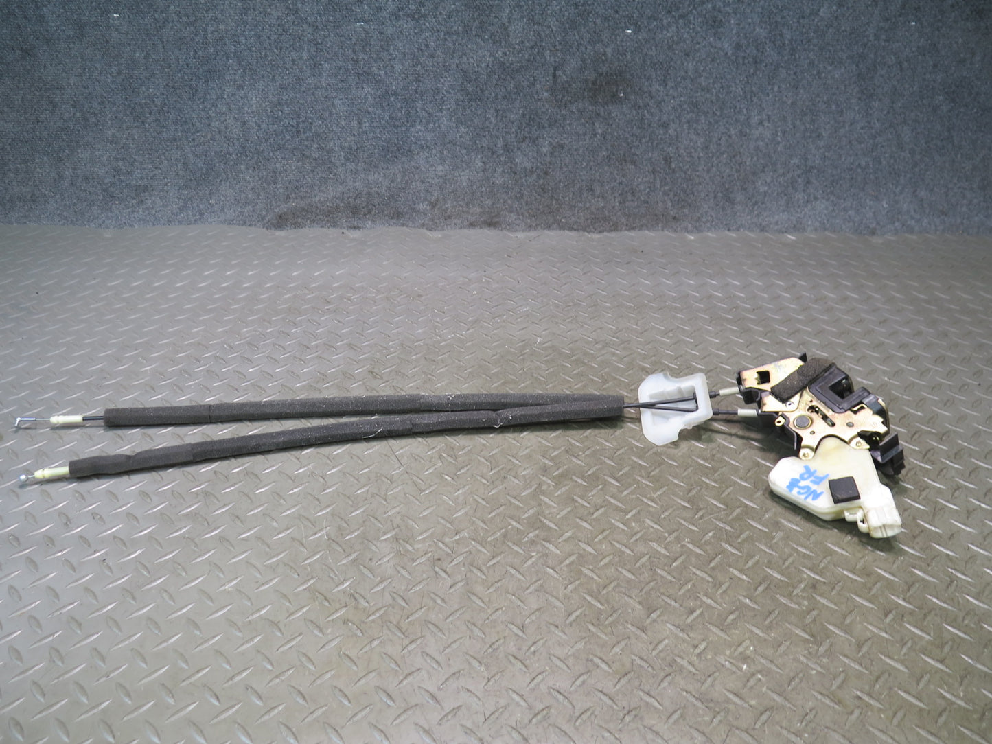 04-09 Nissan 350Z Z33 Convertible Right Door Lock Latch Actuator w Cable OEM